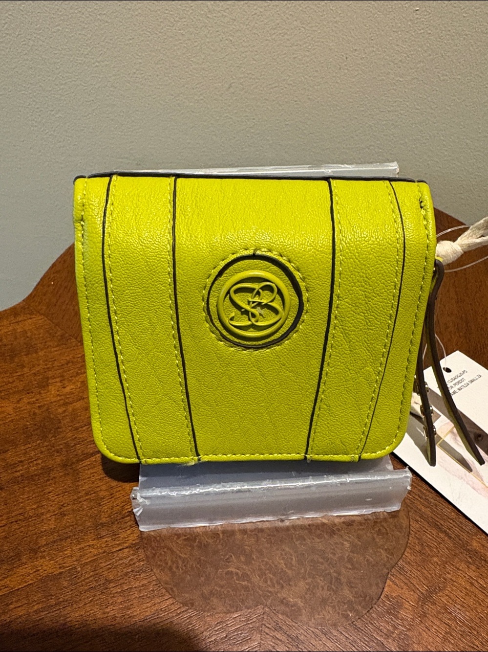Jessica Simpson small wallet
Vegan Leather chartreuse/black white +small charm